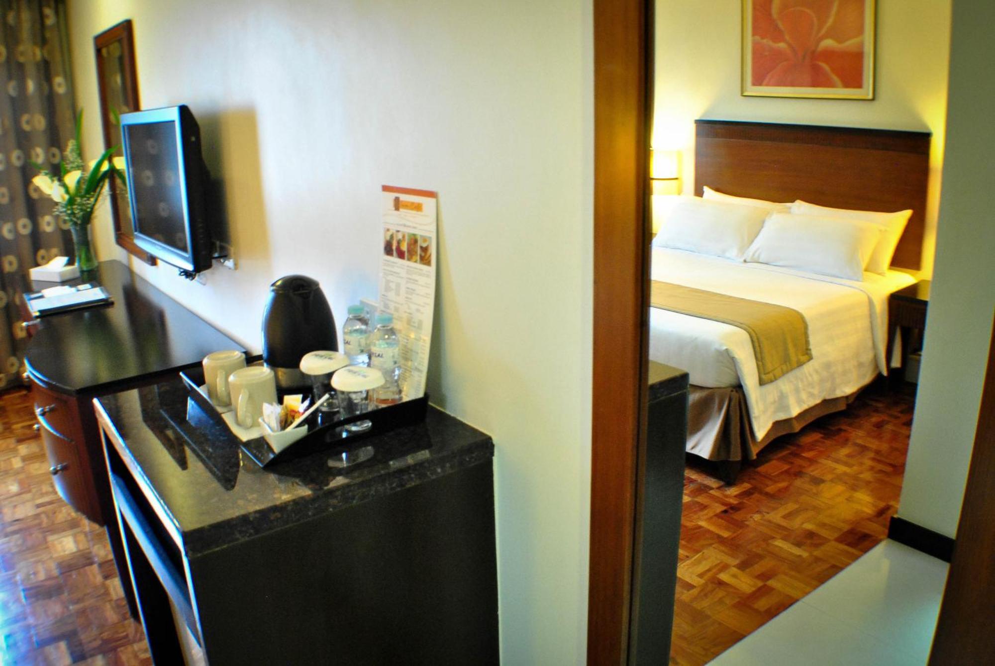 Fersal Hotel Neptune Makati Makati City Екстер'єр фото