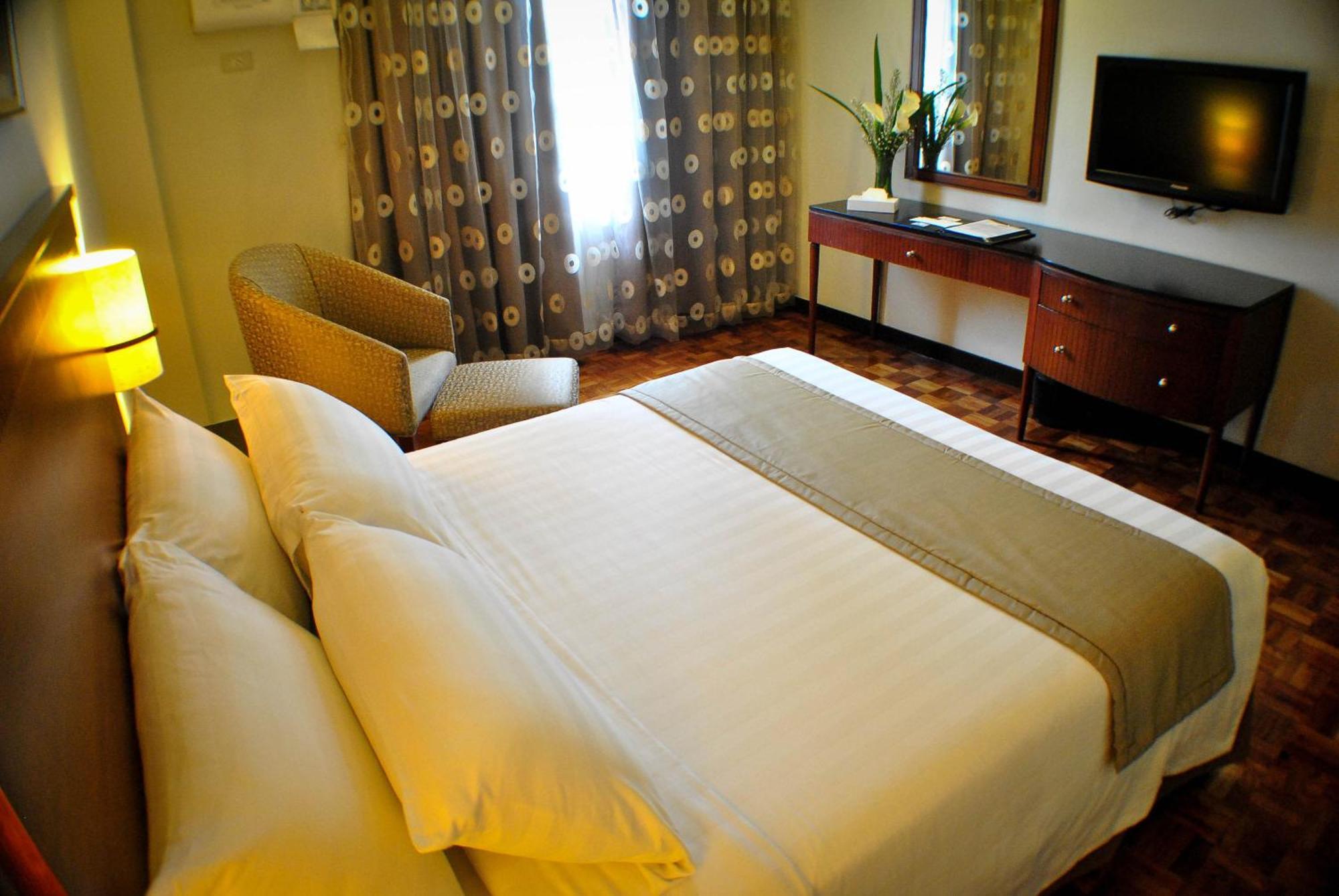 Fersal Hotel Neptune Makati Makati City Екстер'єр фото