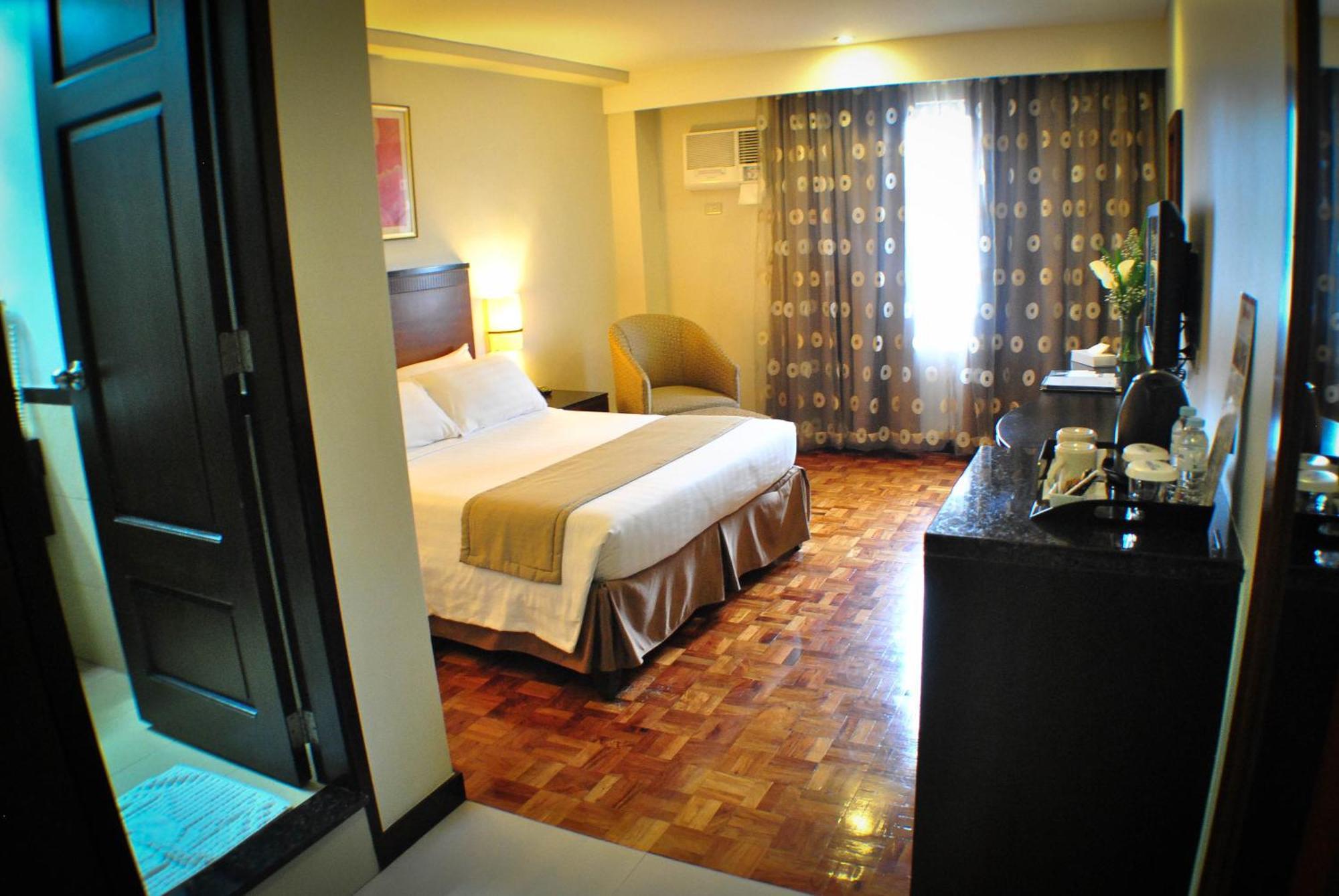 Fersal Hotel Neptune Makati Makati City Екстер'єр фото