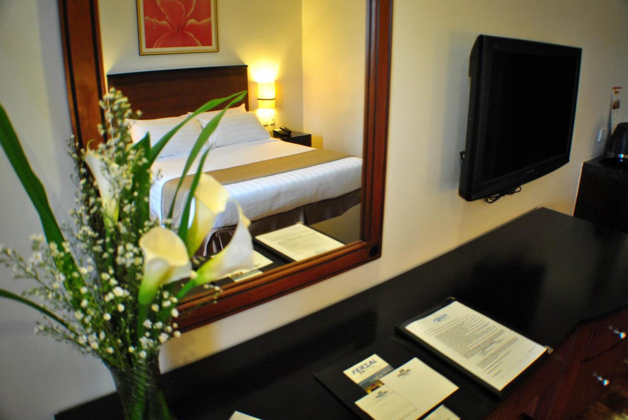 Fersal Hotel Neptune Makati Makati City Екстер'єр фото